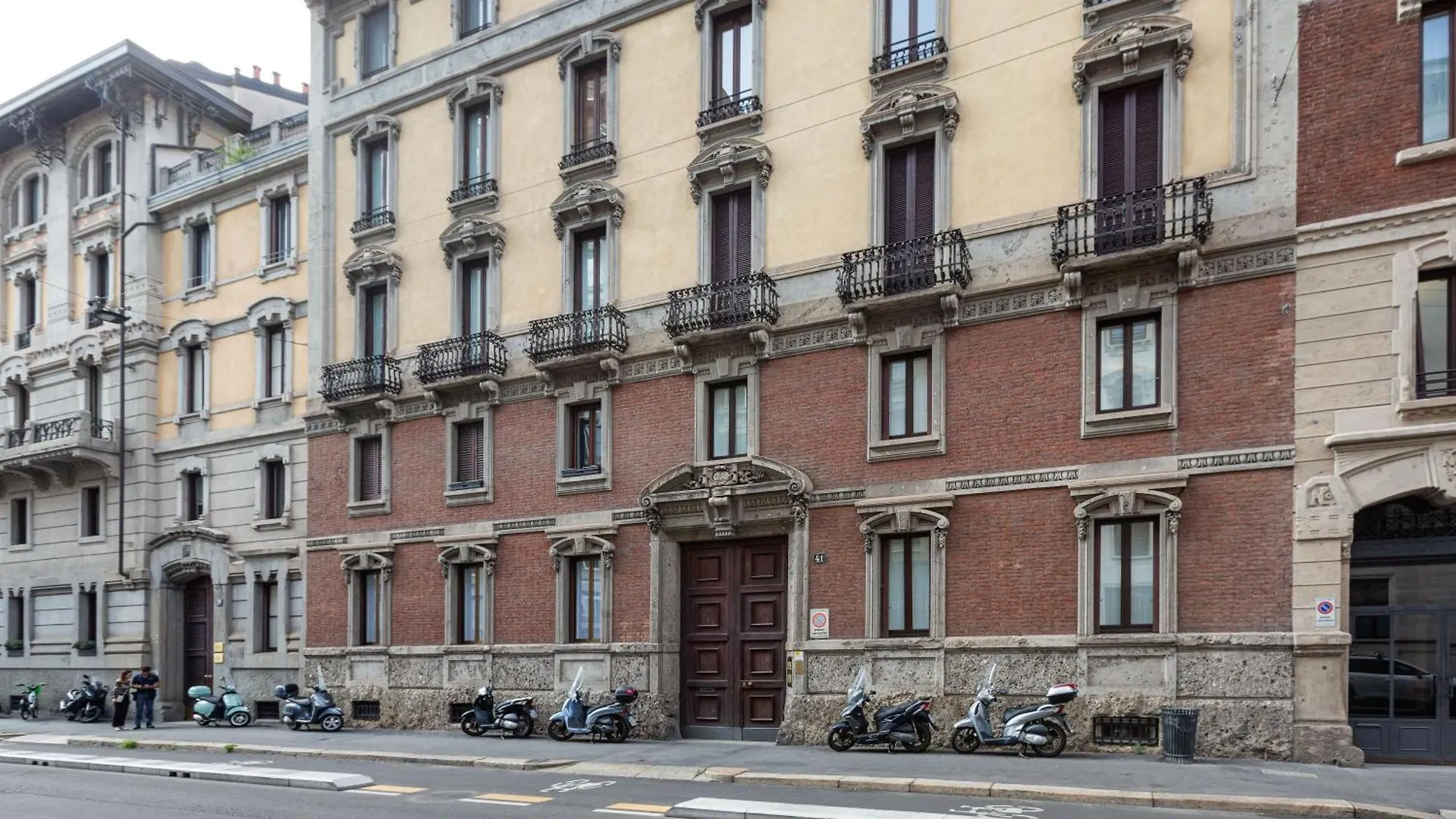 Brera Apartments In San Babila Milão