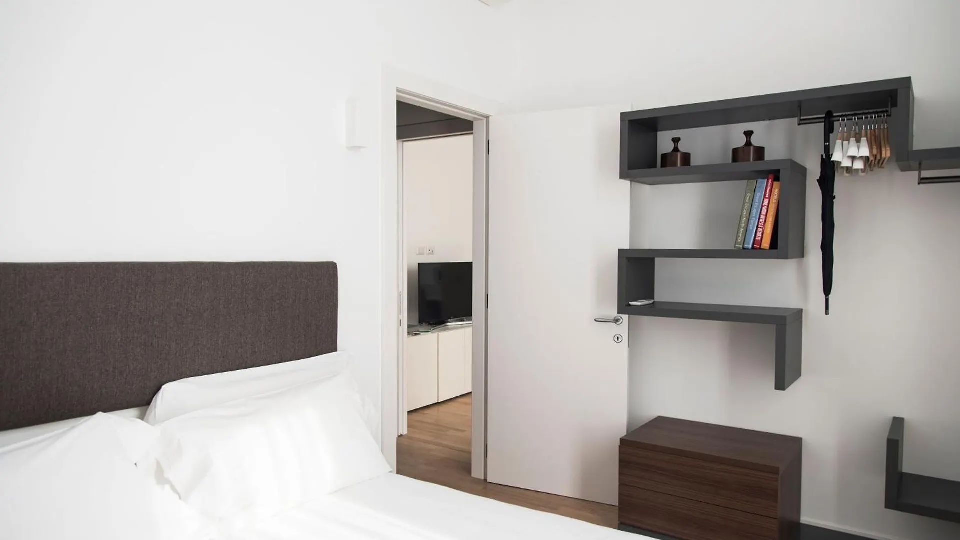 Brera Apartments In San Babila Milão